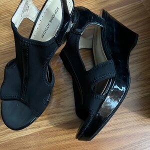 Andrienne Vittadini size 7.5 M like new